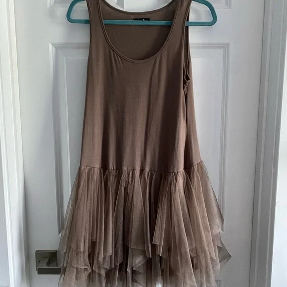 Ryu Brown Fabric Detail - Picture 4 of 4